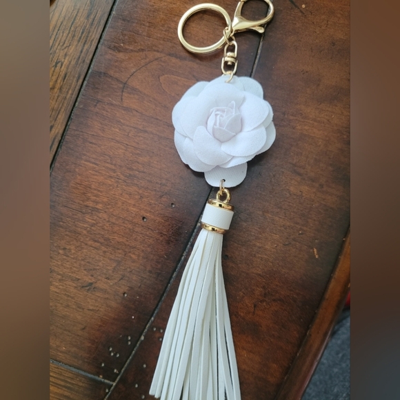 Elegant White Floral Tassel Keychain - Picture 4 of 4